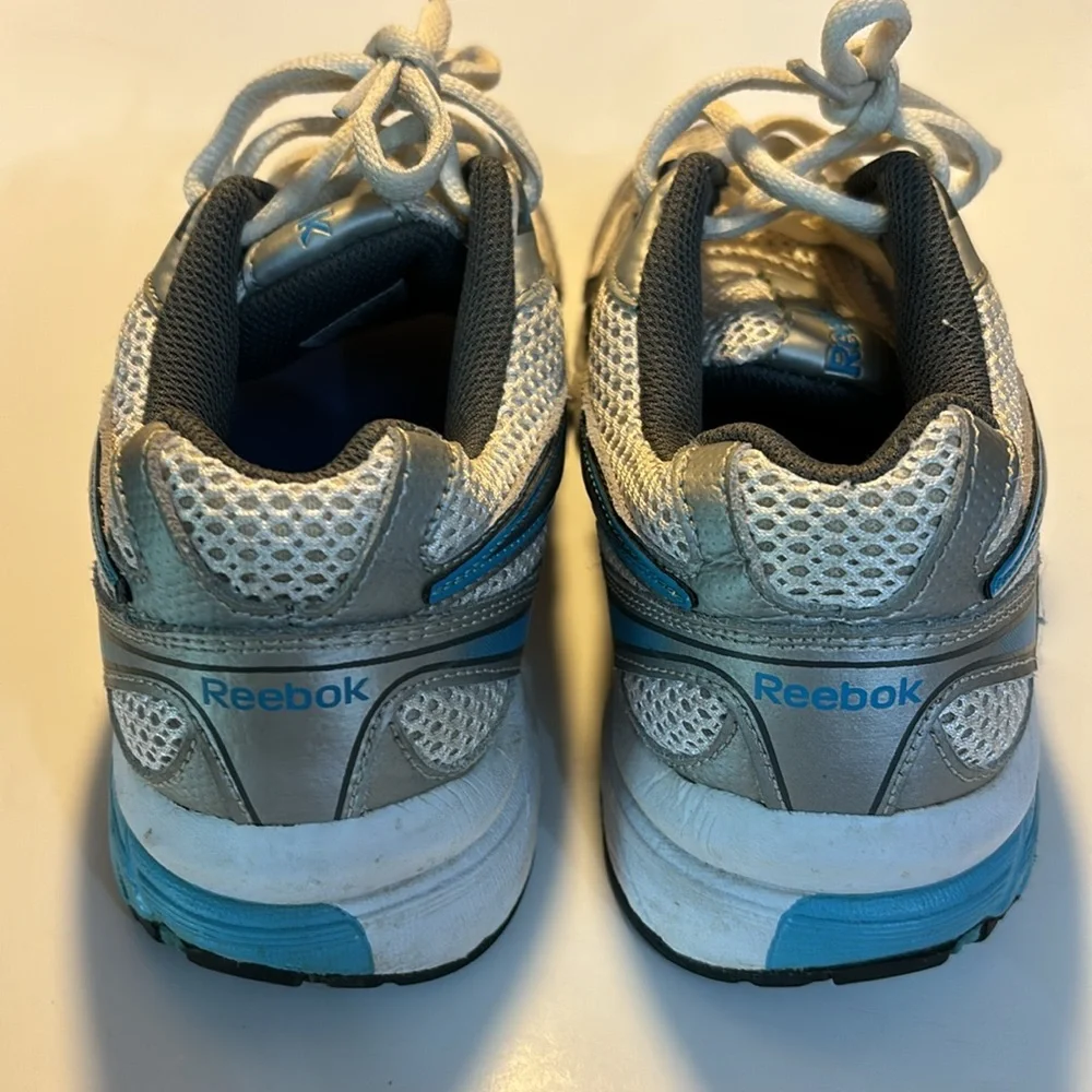 Reebok blue and white athletic shoes Ecco powered by receptor technology size 8